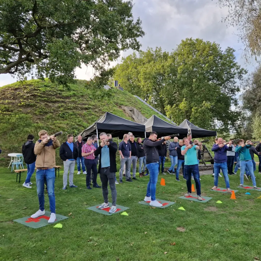 foto van laser-kleiduivenschieten om een goed beeld te krijgen hoe de activiteit laser kleiduif schieten in zijn werk gaat. Beleving & Fun voor iedereen.