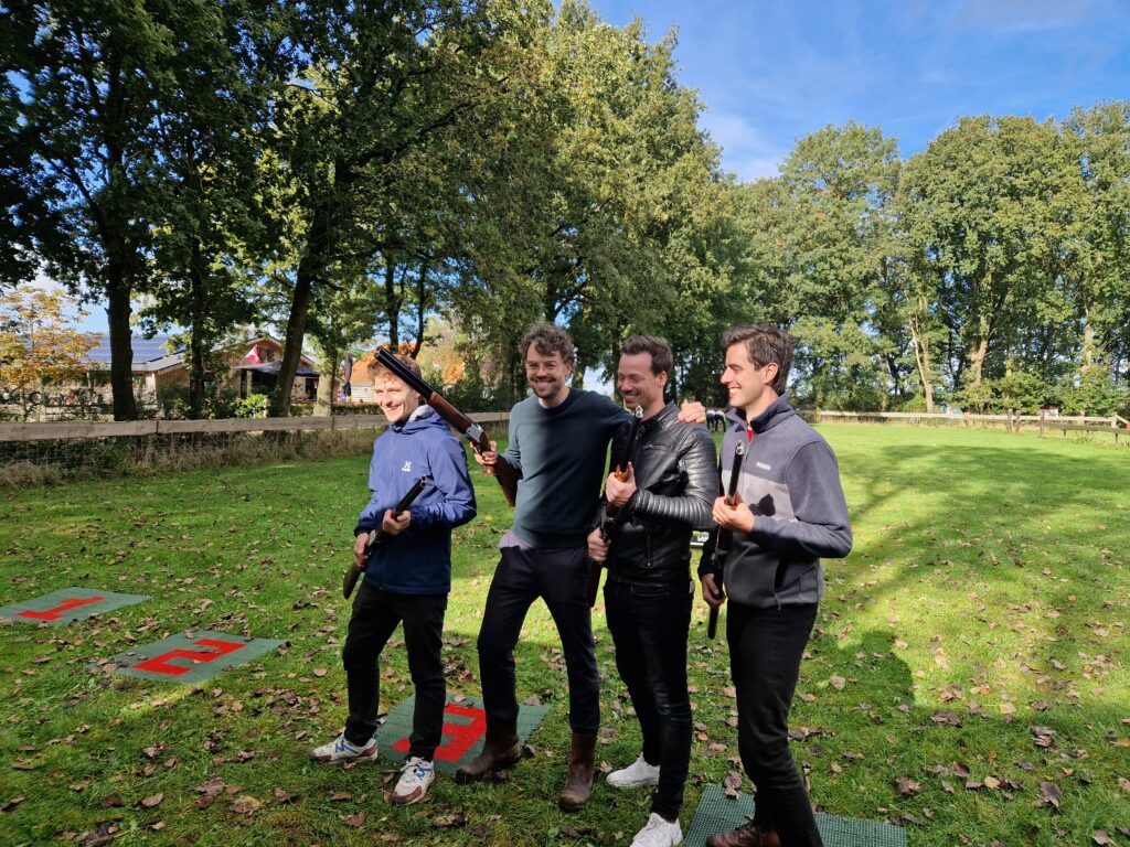 foto van laser-kleiduivenschieten om een goed beeld te krijgen hoe de activiteit laser kleiduif schieten in zijn werk gaat. Beleving & Fun voor iedereen.