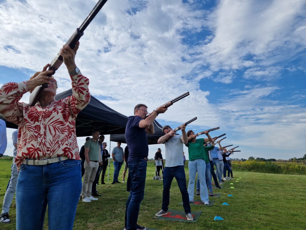 foto van laser-kleiduivenschieten om een goed beeld te krijgen hoe de activiteit laser kleiduif schieten in zijn werk gaat. Beleving & Fun voor iedereen.