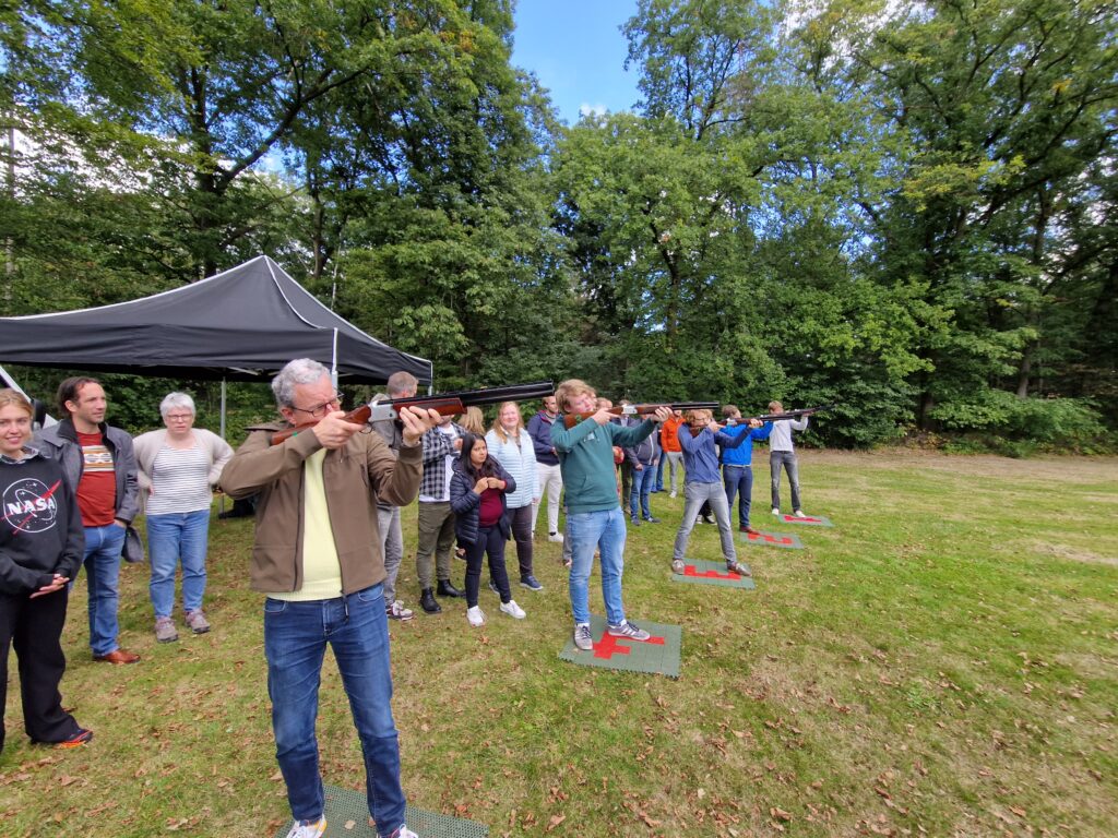 foto van laser-kleiduivenschieten om een goed beeld te krijgen hoe de activiteit laser kleiduif schieten in zijn werk gaat. Beleving & Fun voor iedereen.