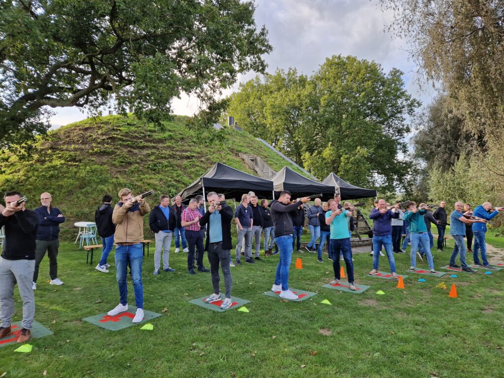 foto van laser-kleiduivenschieten om een goed beeld te krijgen hoe de activiteit laser kleiduif schieten in zijn werk gaat. Beleving & Fun voor iedereen.