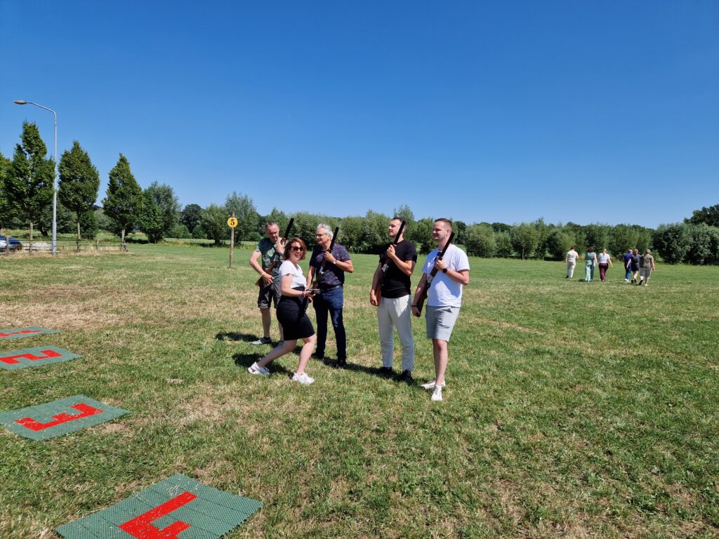 foto van laser-kleiduivenschieten om een goed beeld te krijgen hoe de activiteit laser kleiduif schieten in zijn werk gaat. Beleving & Fun voor iedereen.