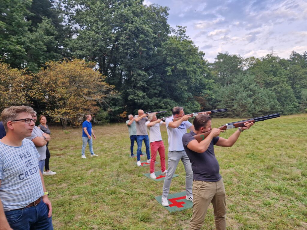 foto van laser-kleiduivenschieten om een goed beeld te krijgen hoe de activiteit laser kleiduif schieten in zijn werk gaat. Beleving & Fun voor iedereen.
