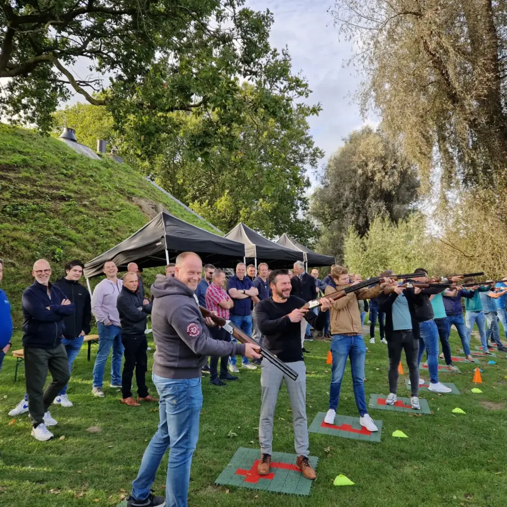 foto van laser-kleiduivenschieten om een goed beeld te krijgen hoe de activiteit laser kleiduif schieten in zijn werk gaat. Beleving & Fun voor iedereen.