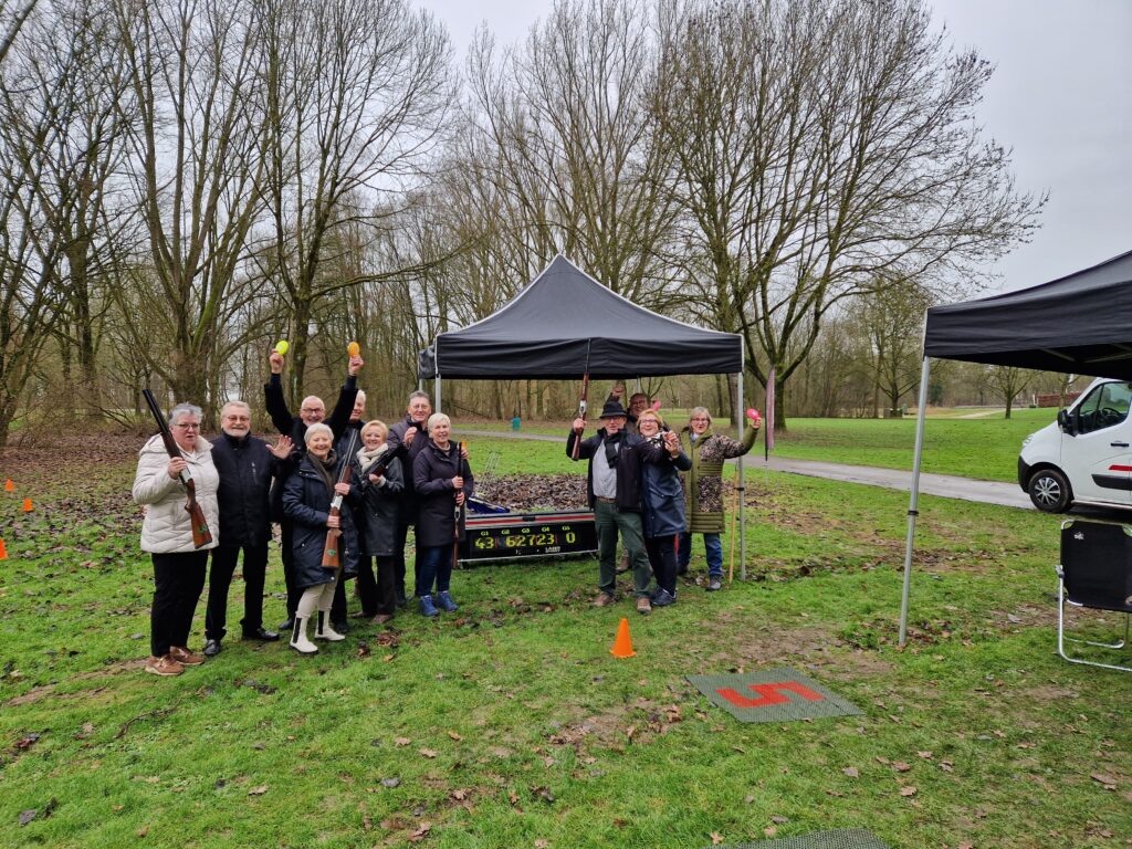 foto van laser-kleiduivenschieten om een goed beeld te krijgen hoe de activiteit laser kleiduif schieten in zijn werk gaat. Beleving & Fun voor iedereen.