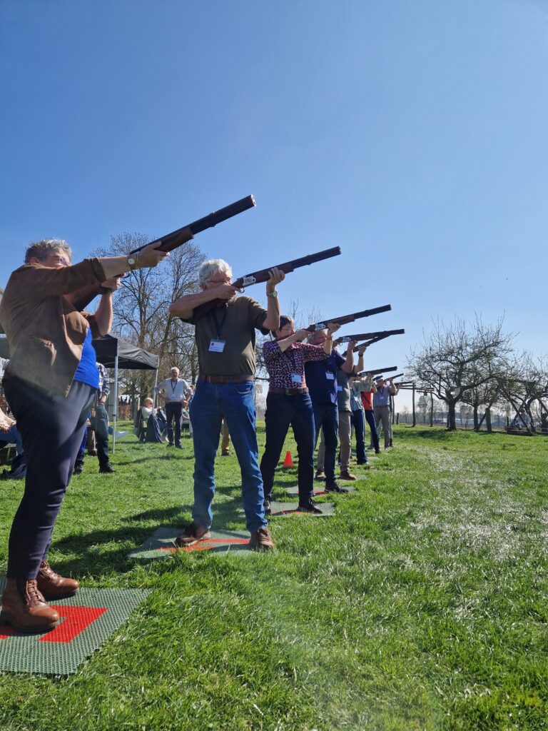 foto van laser-kleiduivenschieten om een goed beeld te krijgen hoe de activiteit laser kleiduif schieten in zijn werk gaat. Beleving & Fun voor iedereen.