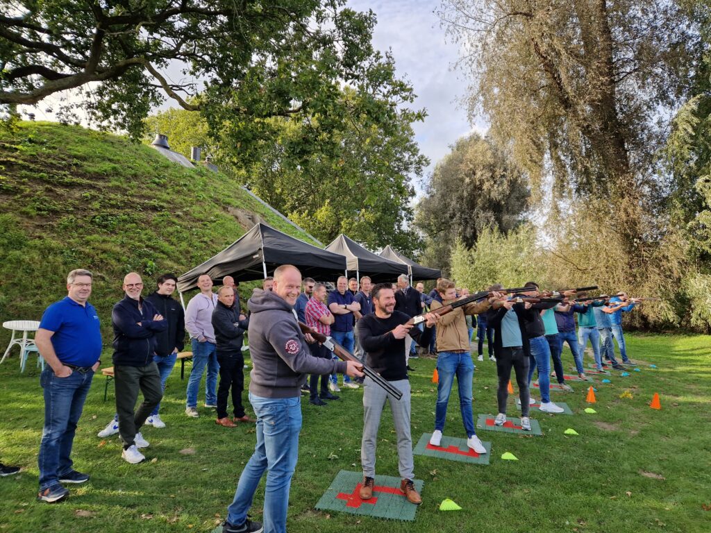foto van laser-kleiduivenschieten om een goed beeld te krijgen hoe de activiteit laser kleiduif schieten in zijn werk gaat. Beleving & Fun voor iedereen.