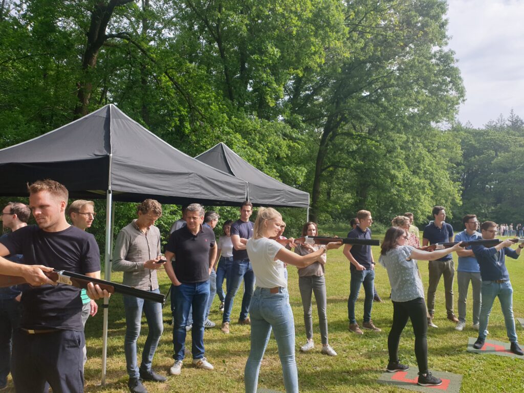 foto van laser-kleiduivenschieten om een goed beeld te krijgen hoe de activiteit laser kleiduif schieten in zijn werk gaat. Beleving & Fun voor iedereen.