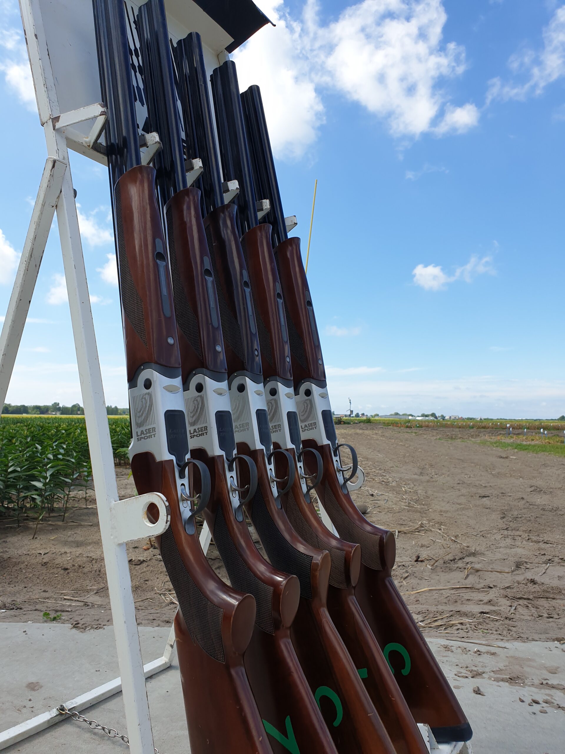 de omgebouwde jacht geweren waarmee er geschoten word.