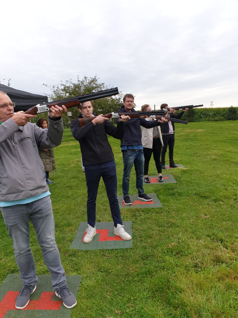 foto van laser-kleiduivenschieten om een goed beeld te krijgen hoe de activiteit laser kleiduif schieten in zijn werk gaat. Beleving & Fun voor iedereen.