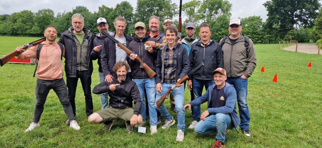 foto van laser-kleiduivenschieten om een goed beeld te krijgen hoe de activiteit laser kleiduif schieten in zijn werk gaat. Beleving & Fun voor iedereen.