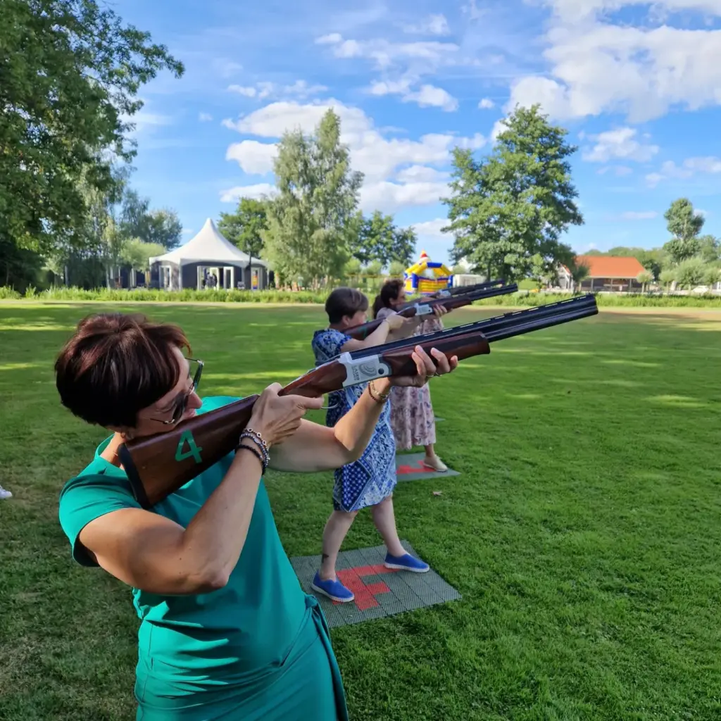 foto van laser-kleiduivenschieten om een goed beeld te krijgen hoe de activiteit laser kleiduif schieten in zijn werk gaat. Beleving & Fun voor iedereen.