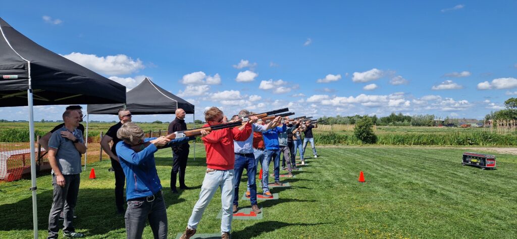 foto van laser-kleiduivenschieten om een goed beeld te krijgen hoe de activiteit laser kleiduif schieten in zijn werk gaat. Beleving & Fun voor iedereen.