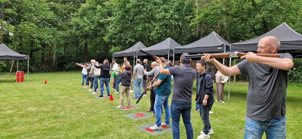 foto van laser-kleiduivenschieten om een goed beeld te krijgen hoe de activiteit laser kleiduif schieten in zijn werk gaat. Beleving & Fun voor iedereen.